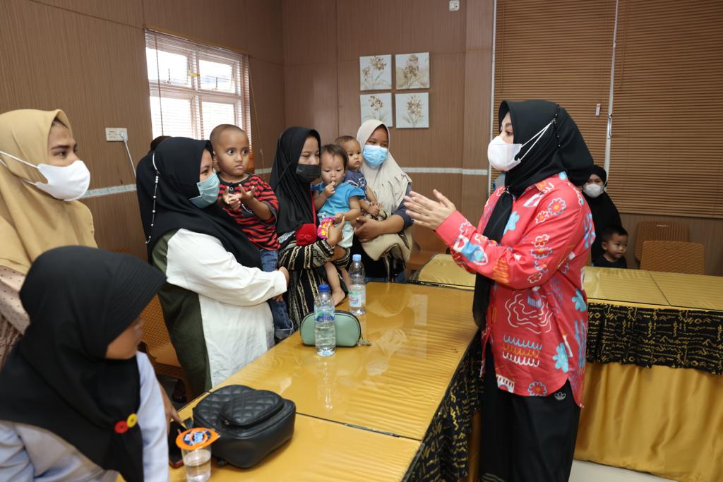 Prihatin Tingginya Angka Stunting, Fatmawati Rusdi Minta Warga Perhatikan Tumbuh Kembang Anak